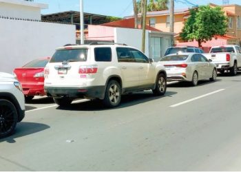 Vecinos se quejan de filas en escuelas