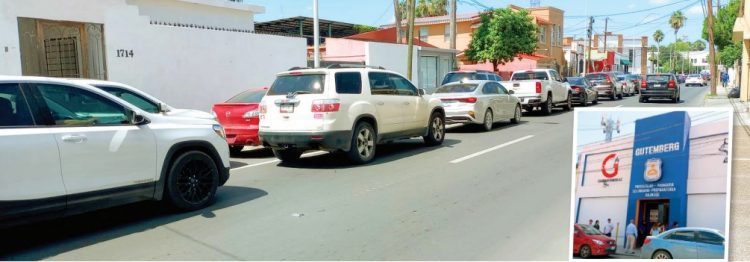 Vecinos se quejan de filas en escuelas