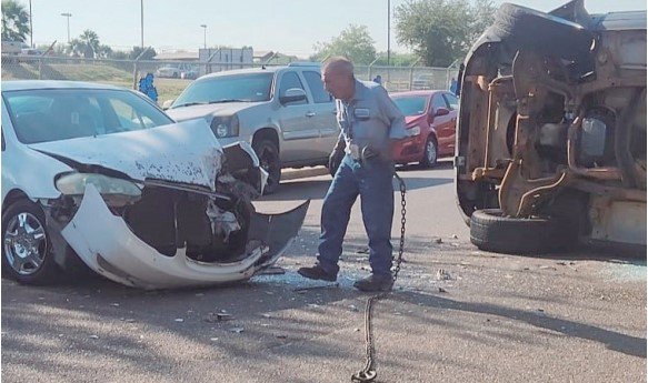 Tres lesionados en choque-volcadura