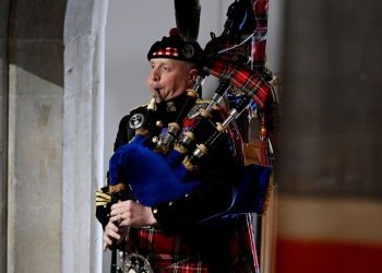 El gaitero que despertó a la reina Isabel II cada mañana toca una última melodía en su funeral