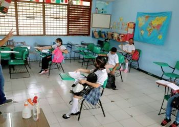 Frenan eliminación de grados escolares