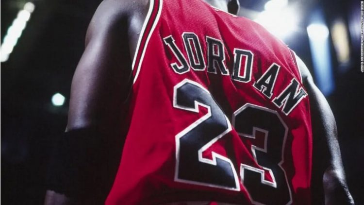La camiseta del ‘Last Dance’ de Michael Jordan alcanza un récord de 10,1 millones de dólares en una subasta
