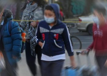 Director de primaria deja en la calle a niño que llegó tarde; iba solo y no tenía con quién regresar