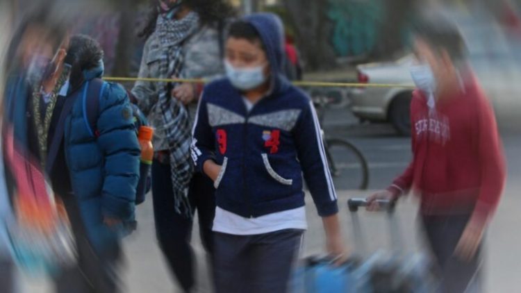Director de primaria deja en la calle a niño que llegó tarde; iba solo y no tenía con quién regresar