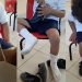 VIDEO | Maestra conmueve al regalarle a su alumno zapatos nuevos tras llegar a clase con unos rotos