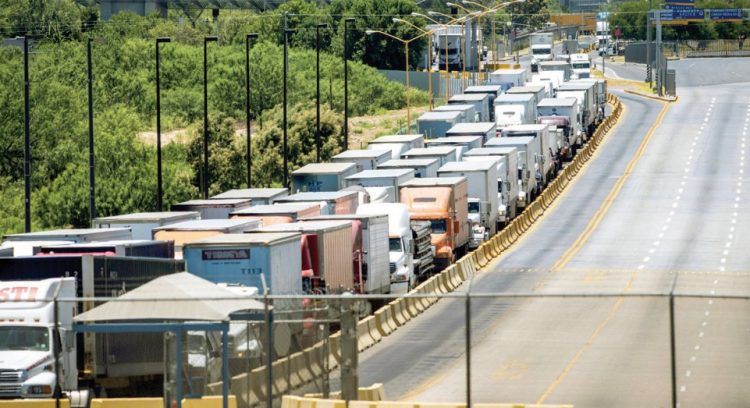 Cruzan hasta 17 mil camiones diarios