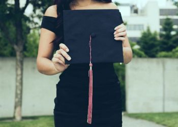 La maestra Yolanda cobraba 5 pesos por ver su escote; ya la investigan