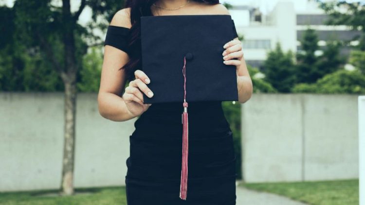 La maestra Yolanda cobraba 5 pesos por ver su escote; ya la investigan