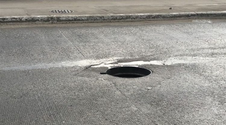 Son alcantarillas abiertas riesgo para automovilistas
