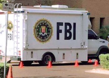 Realiza FBI aparatoso cateo en casa de Laredo