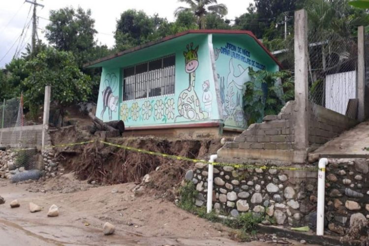 Kay enciende alerta en Jalisco, Colima y Michoacán