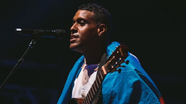 VIDEO | El cantante haitiano Mikaben muere en pleno concierto en París