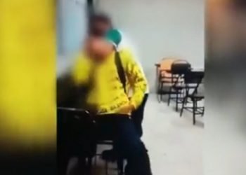 VIDEO | Alumno de Conalep aplica ‘llave china’ a compañero en salón de clases; Fiscalía investiga