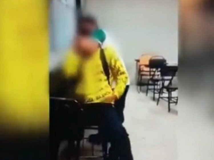 VIDEO | Alumno de Conalep aplica ‘llave china’ a compañero en salón de clases; Fiscalía investiga