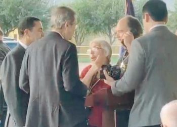 ‘Hija de Dios’ irrumpe conferencia de congresista Henry Cuellar ; la detienen