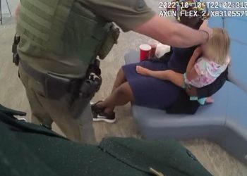 Abuelito olvida a nieta en auto alquilado; lo acusan de negligencia