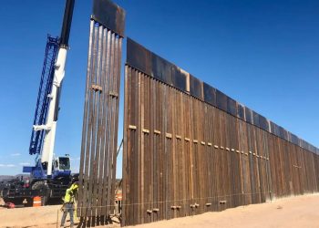 Retoma Texas muro fronterizo