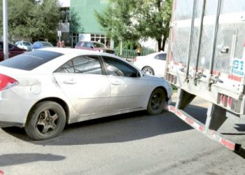 Ofrece trailero espectáculo vial de abuso e impunidad