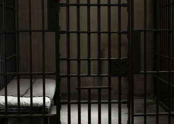 Fue a visitar a su esposo a la cárcel y le negaron la entrada porque ya tenía visita conyugal