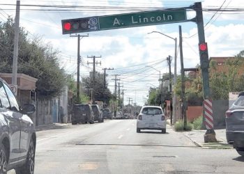 Reportan varios semáforos a punto de caer