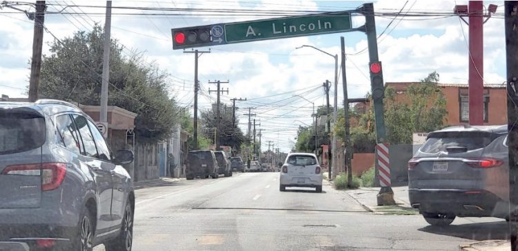 Reportan varios semáforos a punto de caer