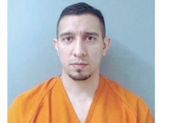 Cachetea y muerde a su esposa embarazada