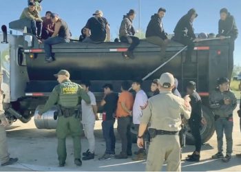 Salvan de morir a 84 migrantes de México y Guatemala en Texas
