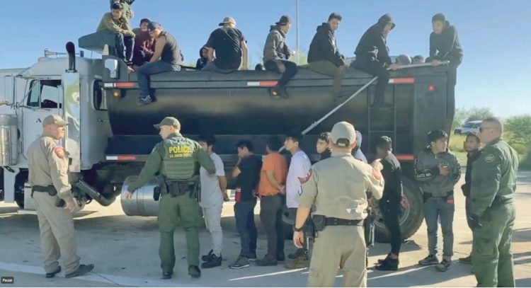 Salvan de morir a 84 migrantes de México y Guatemala en Texas