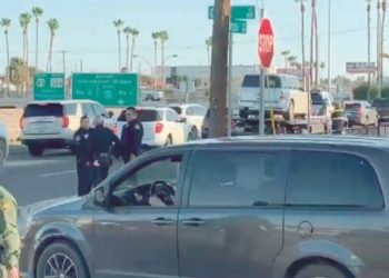 Traficante de humanos en persecución choca y huye corriendo