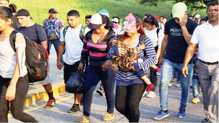 Migrantes esperan años para tener refugio en EU