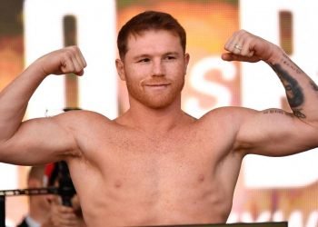 Canelo Álvarez volvió a su gimnasio tras someterse a una cirugía en la mano izquierda