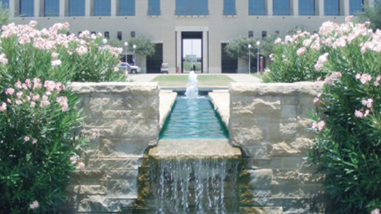 Meta de TAMIU es retener a estudiantes a terminar su carrera