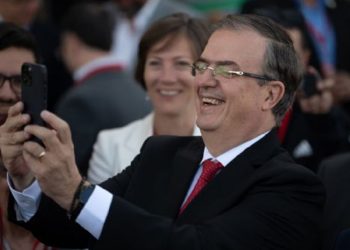 Ebrard se lanza como youtuber y estrenará ‘DiChelo’
