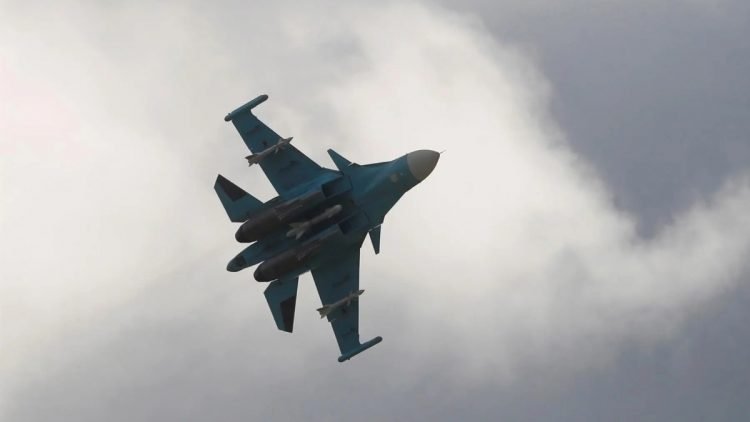 Al menos 2 muertos tras estrellarse bombardero ruso en edificio cerca de Azov