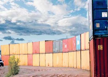 Retiran contenedores en muro fronterizo en Arizona