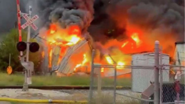 Voraz incendio consume centro de reciclaje