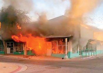 Arde tienda en pleno centro