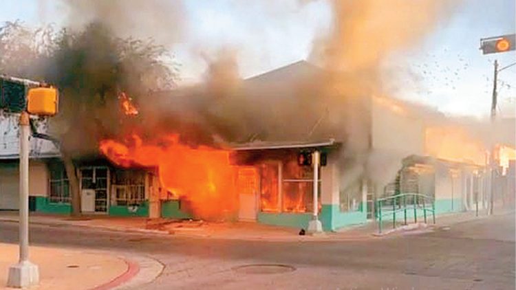 Arde tienda en pleno centro