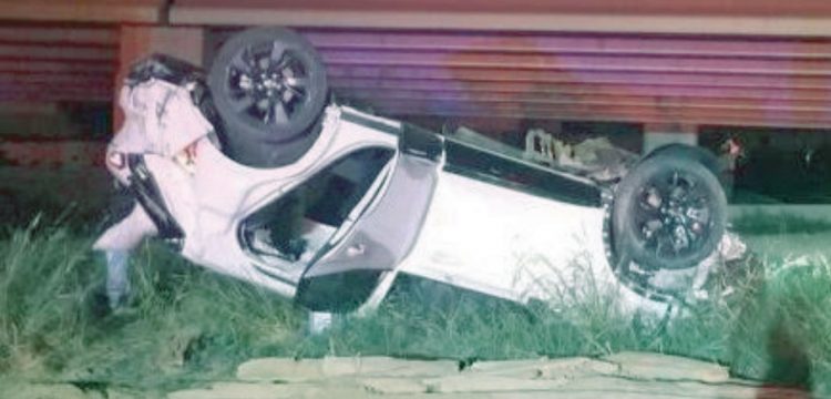 Grave conductor cayó de puente