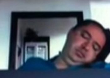 Profe se queda dormido en plena clase por zoom