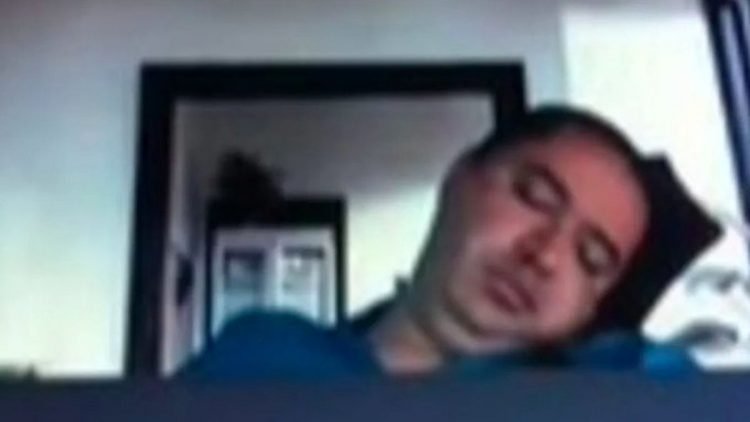 Profe se queda dormido en plena clase por zoom