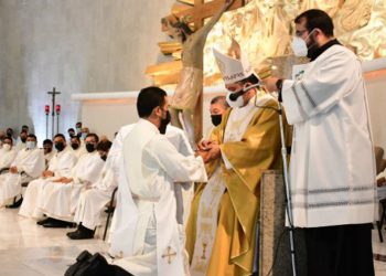 Feligreses con cubrebocas O NO ENTRAN A MISA