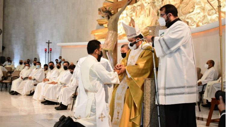 Feligreses con cubrebocas O NO ENTRAN A MISA