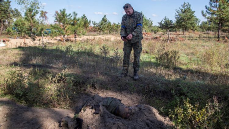 Hombres armados matan a 11 en base militar de Rusia