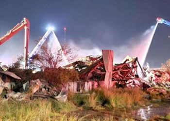 Investigan incendio en bodega de reciclaje