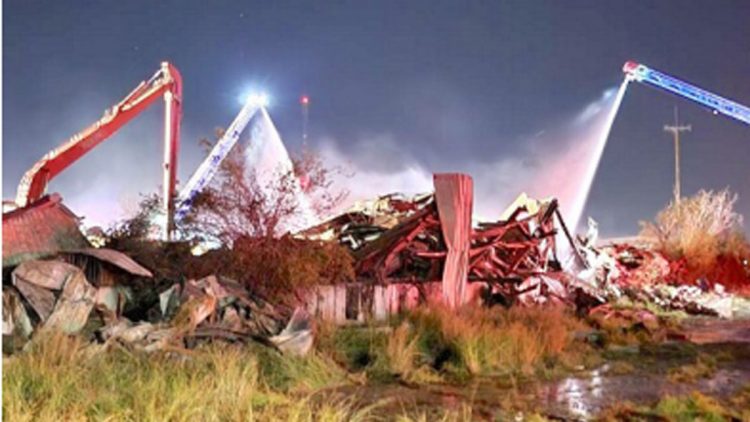 Investigan incendio en bodega de reciclaje