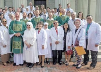 Misa Blanca Anual para médicos, enfermeras y asociados