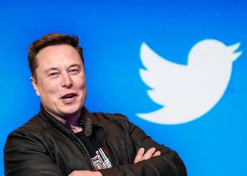 Elon Musk toma el control de Twitter y corre a directivos
