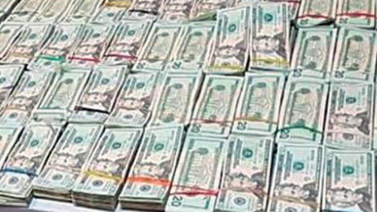 Traía ocultos miles de dólares sin declarar