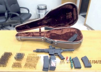Transportaba drogas y armas en un estuche de guitarra